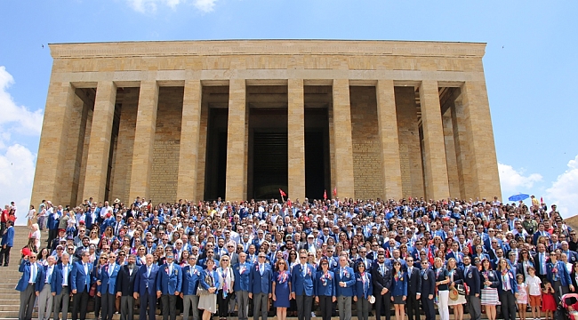 İzmirli Rotaryenler Ata'nın Huzurunda