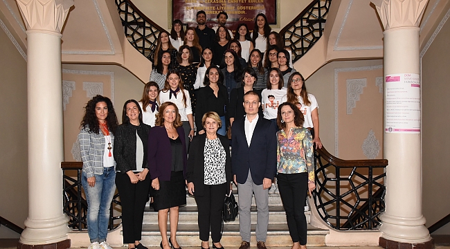 İzmirli Kadın Girişimcilerden "Geleceği Yazan Kadınlar" Projesine Destek