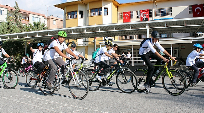 İzmirli Çocuklar Okula Bisiklet ile Gitmeye Başladı