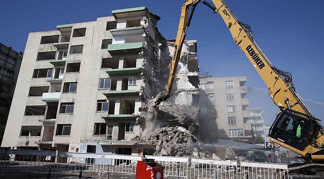 Bostanlı'daki Yatık Binalarda Yıkım Başladı