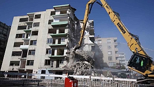 Bostanlı'daki Yatık Binalarda Yıkım Başladı