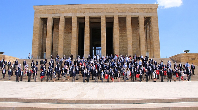 Türk Rotaryenler Ulu Önder ATATÜRK'ün Huzurunda